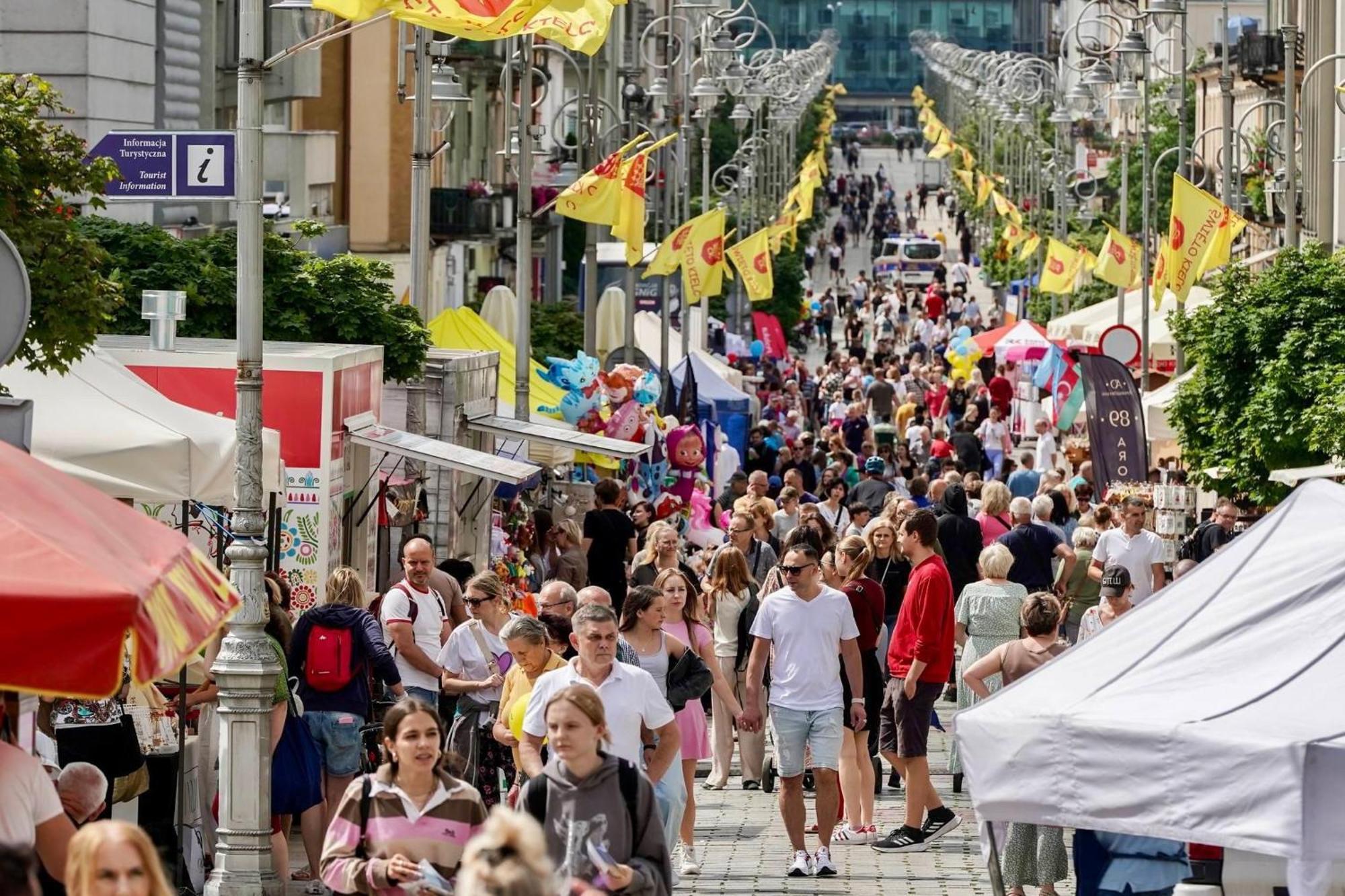 Hotelowe Pokoje Paris -Rynek Centrum- City One Kielce Kültér fotó